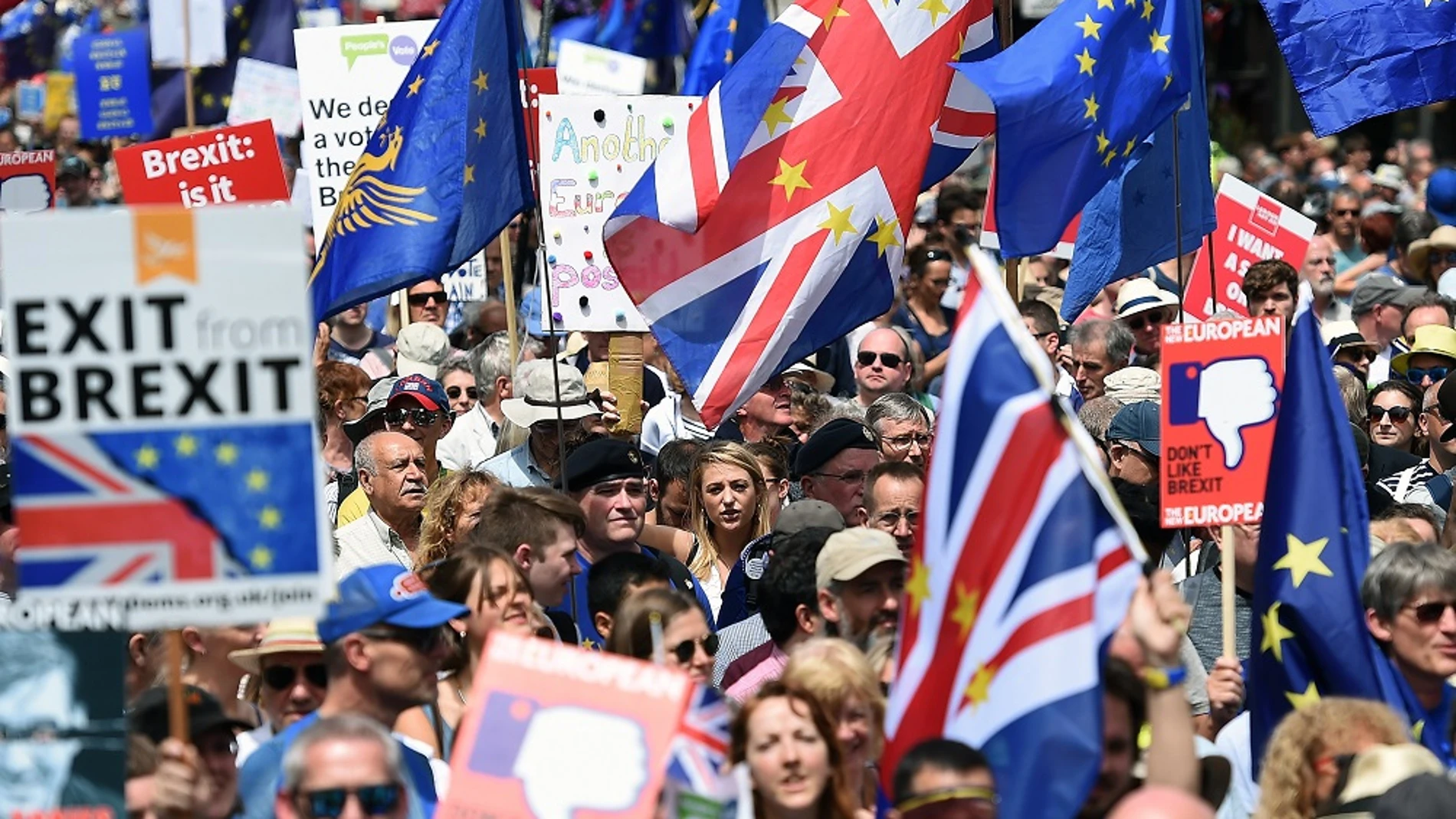 Miles de personas exigen en Londres votar sobre los términos del Brexit Miles de personas exigen en Londres votar sobre los términos del Brexit