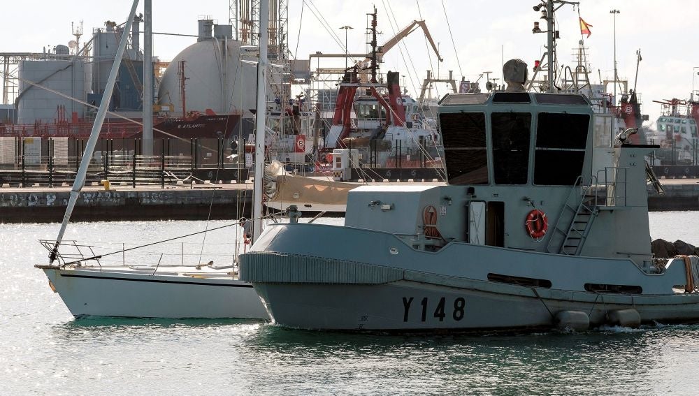 El velero que transportaba 1.850 kilos de cocaína llegando a Canarias
