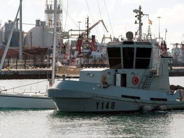 El velero que transportaba 1.850 kilos de cocaína llegando a Canarias