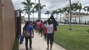 varios ni&ntilde;os inmigrantes caminan dentro del Refugio Temporal de Homestead para ni&ntilde;os inmigrantes no acompa&ntilde;ados, en Florida 