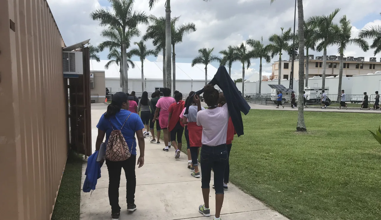 Varios niños inmigrantes