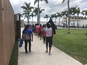 varios niños inmigrantes caminan dentro del Refugio Temporal de Homestead para niños inmigrantes no acompañados, en Florida 