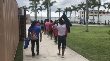 varios niños inmigrantes caminan dentro del Refugio Temporal de Homestead para niños inmigrantes no acompañados, en Florida 