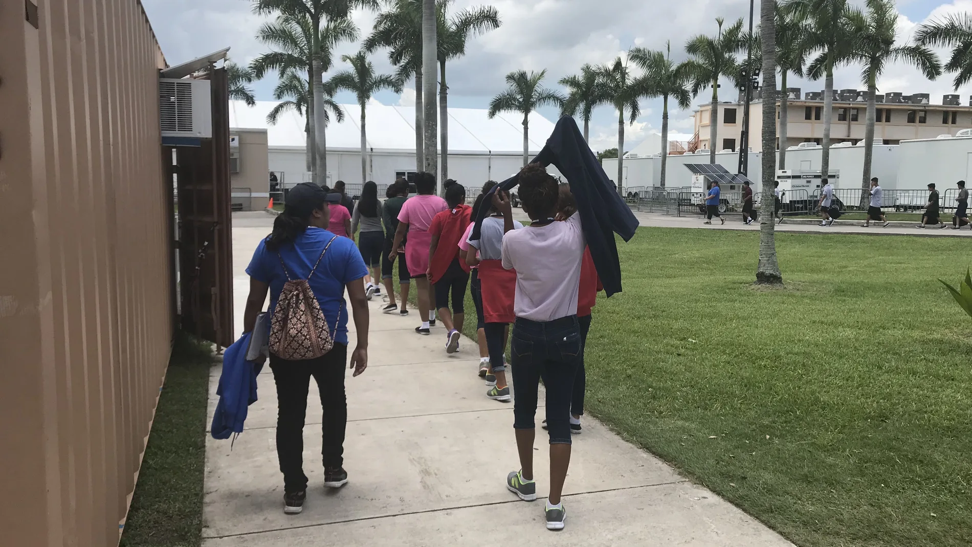 varios niños inmigrantes caminan dentro del Refugio Temporal de Homestead para niños inmigrantes no acompañados, en Florida varios niños inmigrantes caminan dentro del Refugio Temporal de Homestead para niños inmigrantes no acompañados, en Florida