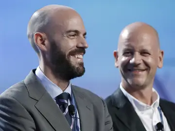 El fundador y CEO de Cabify, Juan de Antonio (i) junto al director general de Airbnb para Europa, Jeroen Merchiers (d) El fundador y CEO de Cabify, Juan de Antonio (i) junto al director general de Airbnb para Europa, Jeroen Merchiers (d)