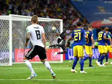 Toni Kroos marca un golazo que salva a Alemania contra Suecia Toni Kroos marca un golazo que salva a Alemania contra Suecia