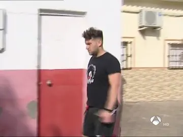 'El Prenda' sale a correr por su barrio de Sevilla mientras sigue recibiendo 'El Prenda' sale a correr por su barrio de Sevilla mientras sigue recibiendo