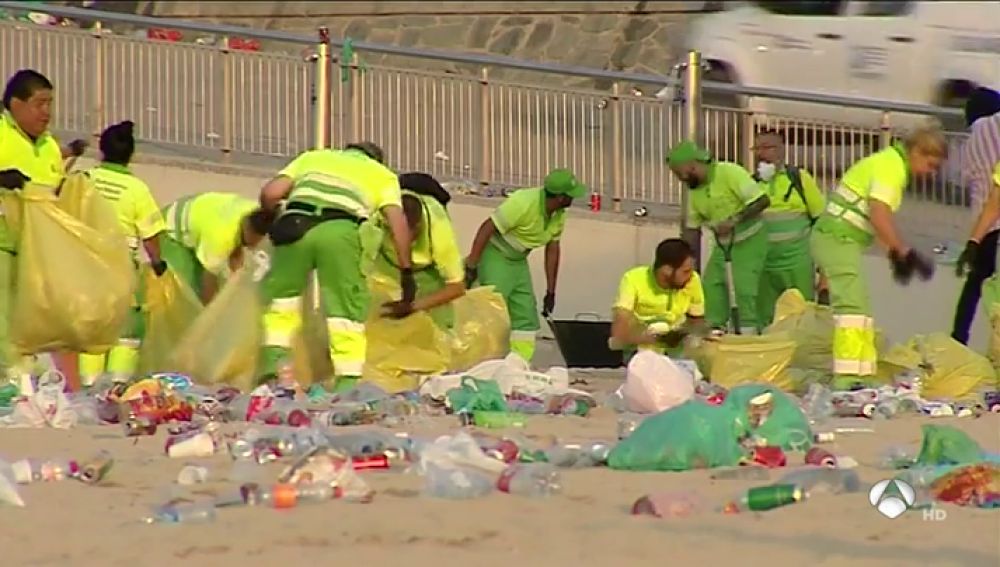 La limpieza tras las fiestas de San Juan: un trabajo a contrarreloj para dejar impecables las playas de España