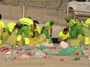 La limpieza tras las fiestas de San Juan: un trabajo a contrarreloj para dejar impecables las playas de España La limpieza tras las fiestas de San Juan: un trabajo a contrarreloj para dejar impecables las playas de España