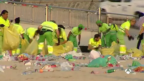 La limpieza tras las fiestas de San Juan: un trabajo a contrarreloj para dejar impecables las playas de España La limpieza tras las fiestas de San Juan: un trabajo a contrarreloj para dejar impecables las playas de España