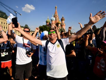 Un aficionado argentino sonríe en Moscú