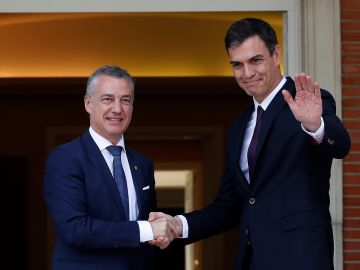 El presidente del Gobierno, Pedro Sánchez, saluda al lehendakari, Íñigo Urkullu