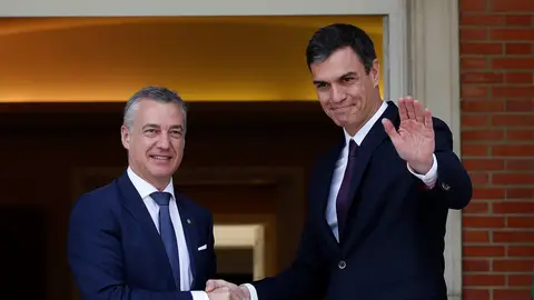 El presidente del Gobierno, Pedro Sánchez, saluda al lehendakari, Íñigo Urkullu El presidente del Gobierno, Pedro Sánchez, saluda al lehendakari, Íñigo Urkullu