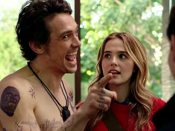James Franco y Zoey Deutch en '¿Tenía que ser él?' James Franco y Zoey Deutch en '¿Tenía que ser él?'