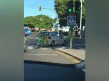 Conduce con un carro de la compra atado al maletero de su coche Conduce con un carro de la compra atado al maletero de su coche