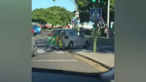 Conduce con un carro de la compra atado al maletero de su coche Conduce con un carro de la compra atado al maletero de su coche