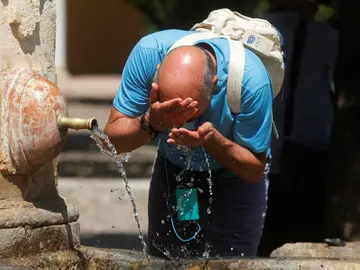 Un hombre se refrescaba en una fuente Un hombre se refrescaba en una fuente