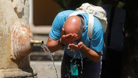 Un hombre se refrescaba en una fuente Un hombre se refrescaba en una fuente