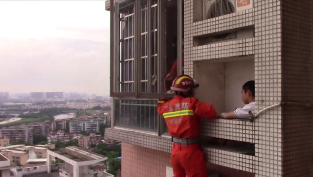 Rescatan a un niño de un piso 24 en un rascacielos en China
