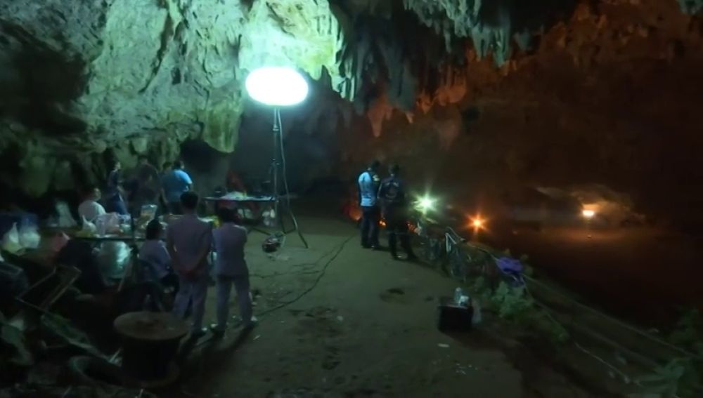 Continúa la búsqueda de un equipo de fútbol amateur en una cueva de Tailandia