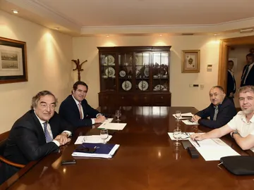 Patronal y sindicatos sellan el alza salarial Patronal y sindicatos sellan el alza salarial