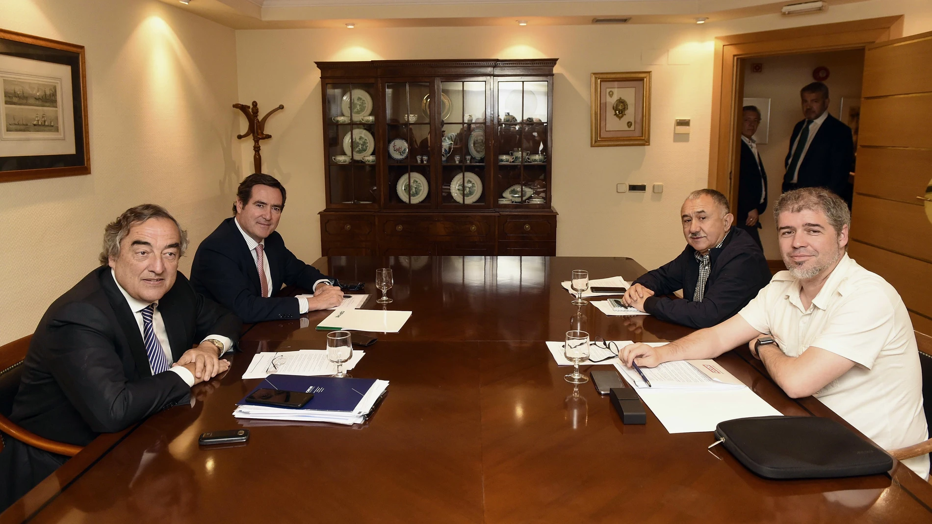 Patronal y sindicatos sellan el alza salarial Patronal y sindicatos sellan el alza salarial