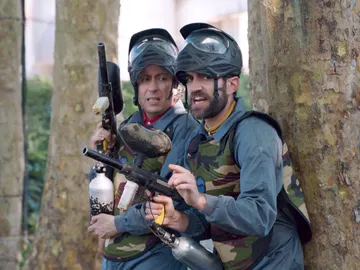 La guerra de paintball termina peor que empieza La guerra de paintball termina peor que empieza