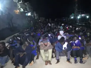 Salvini viaja a Libia mientras 300 inmigrantes esperan a que se les asigne puerto Salvini viaja a Libia mientras 300 inmigrantes esperan a que se les asigne puerto