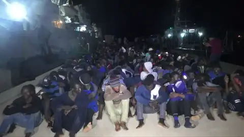Salvini viaja a Libia mientras 300 inmigrantes esperan a que se les asigne puerto Salvini viaja a Libia mientras 300 inmigrantes esperan a que se les asigne puerto