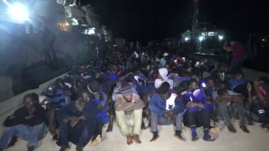 Salvini viaja a Libia mientras 300 inmigrantes esperan a que se les asigne puerto