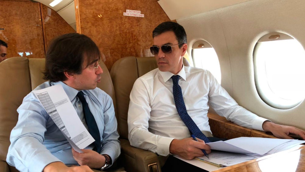 Elecciones generales 2019: Pedro Sánchez con gafas de sol en el Falcon presidencial