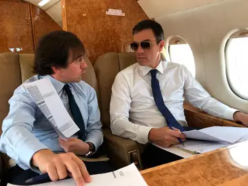 Pedro Sánchez en el Falcon presidencial Pedro Sánchez en el Falcon presidencial