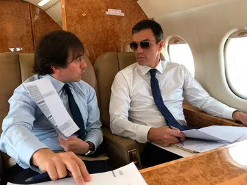 Pedro Sánchez en el Falcon presidencial Pedro Sánchez en el Falcon presidencial