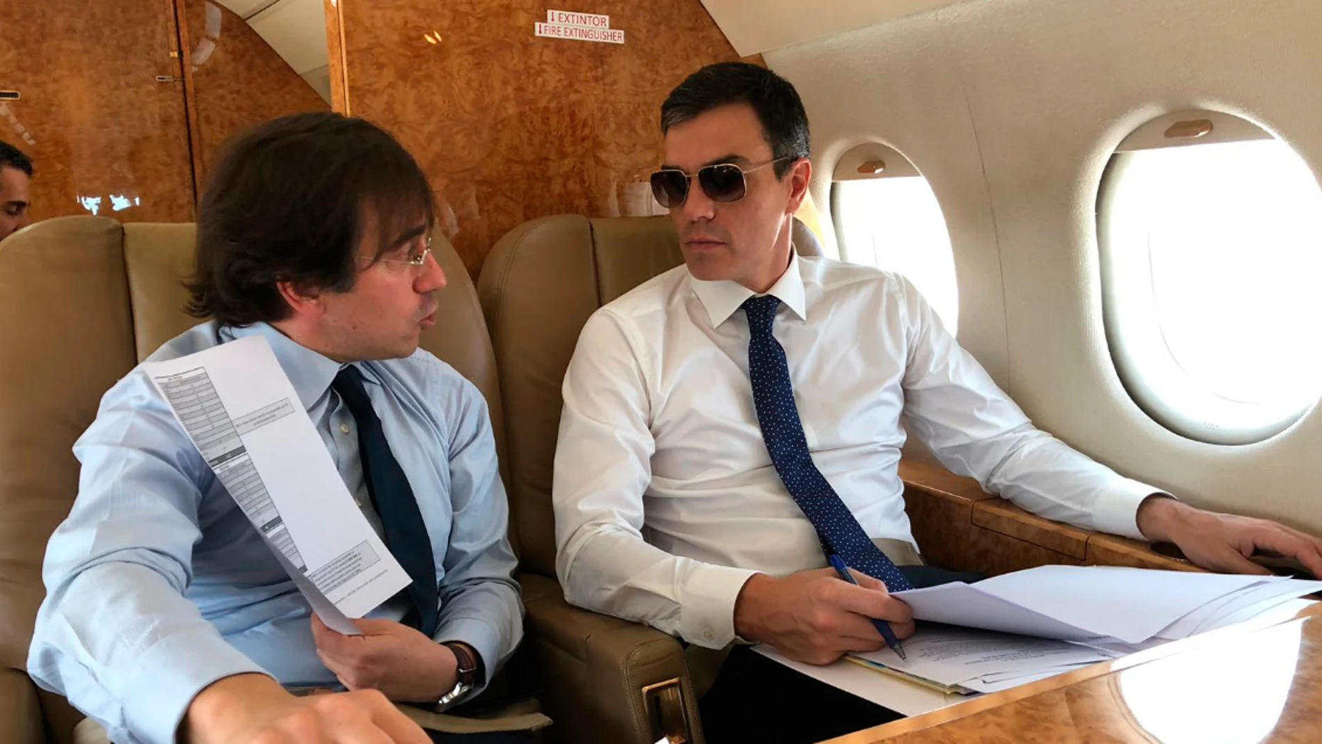Pedro Sánchez en el Falcon presidencial Pedro Sánchez en el Falcon presidencial