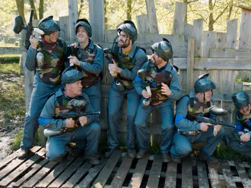 La cuadrilla se reta al paintball, ¡comienza el juego! La cuadrilla se reta al paintball, ¡comienza el juego!
