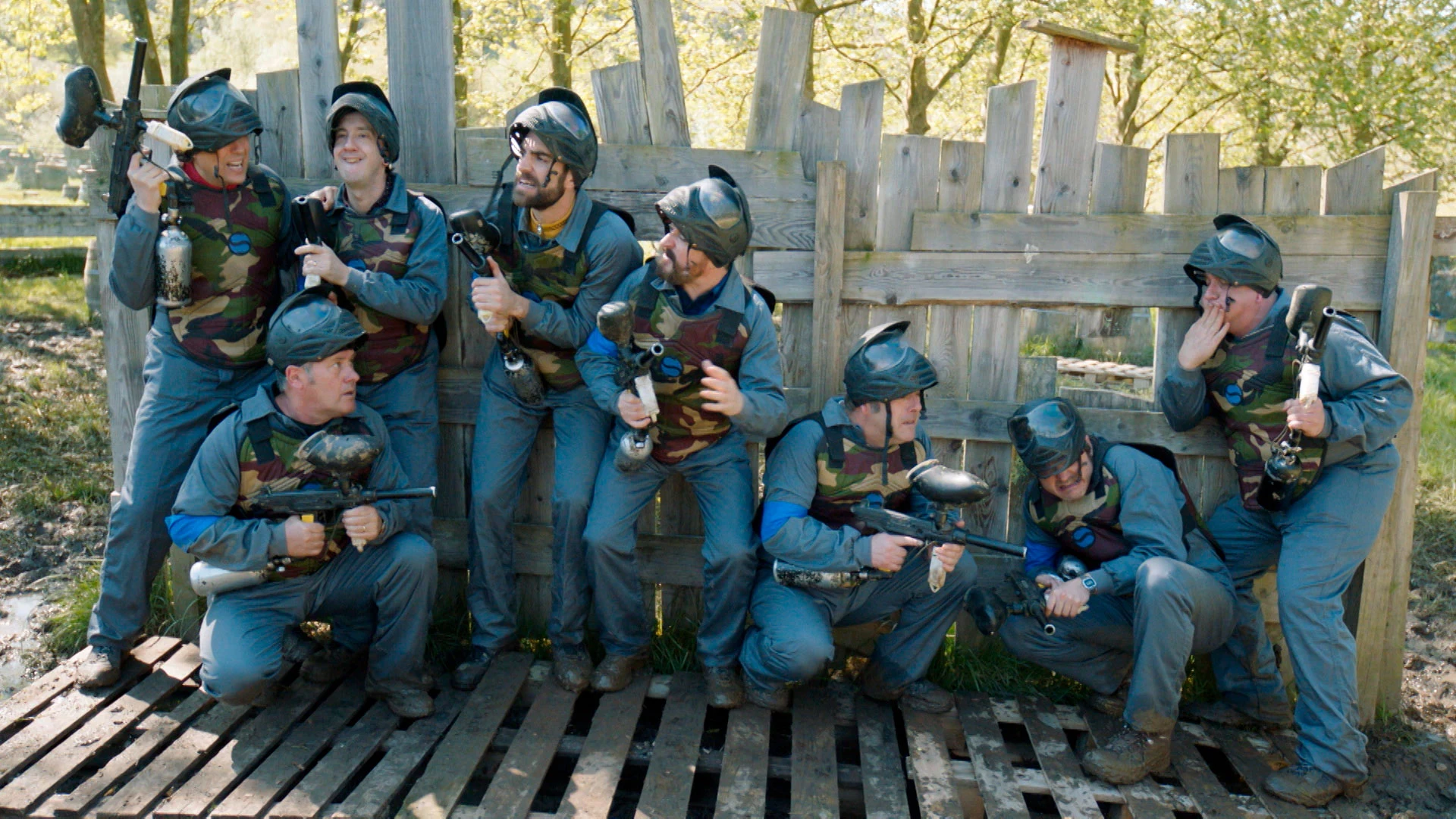 La cuadrilla se reta al paintball, ¡comienza el juego! La cuadrilla se reta al paintball, ¡comienza el juego!
