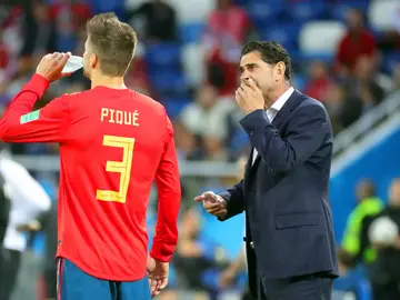 Fernando Hierro conversa con Piqué Fernando Hierro conversa con Piqué