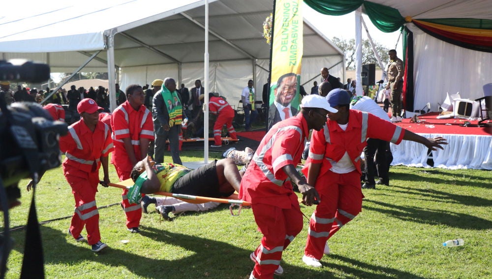 Miembros de la Cruz Roja atienden a los heridos en el atentado contra el presidente de Zimbabue