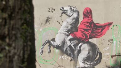 Bansky reaparece en París con seis grafitis críticos con la crisis migratoria 