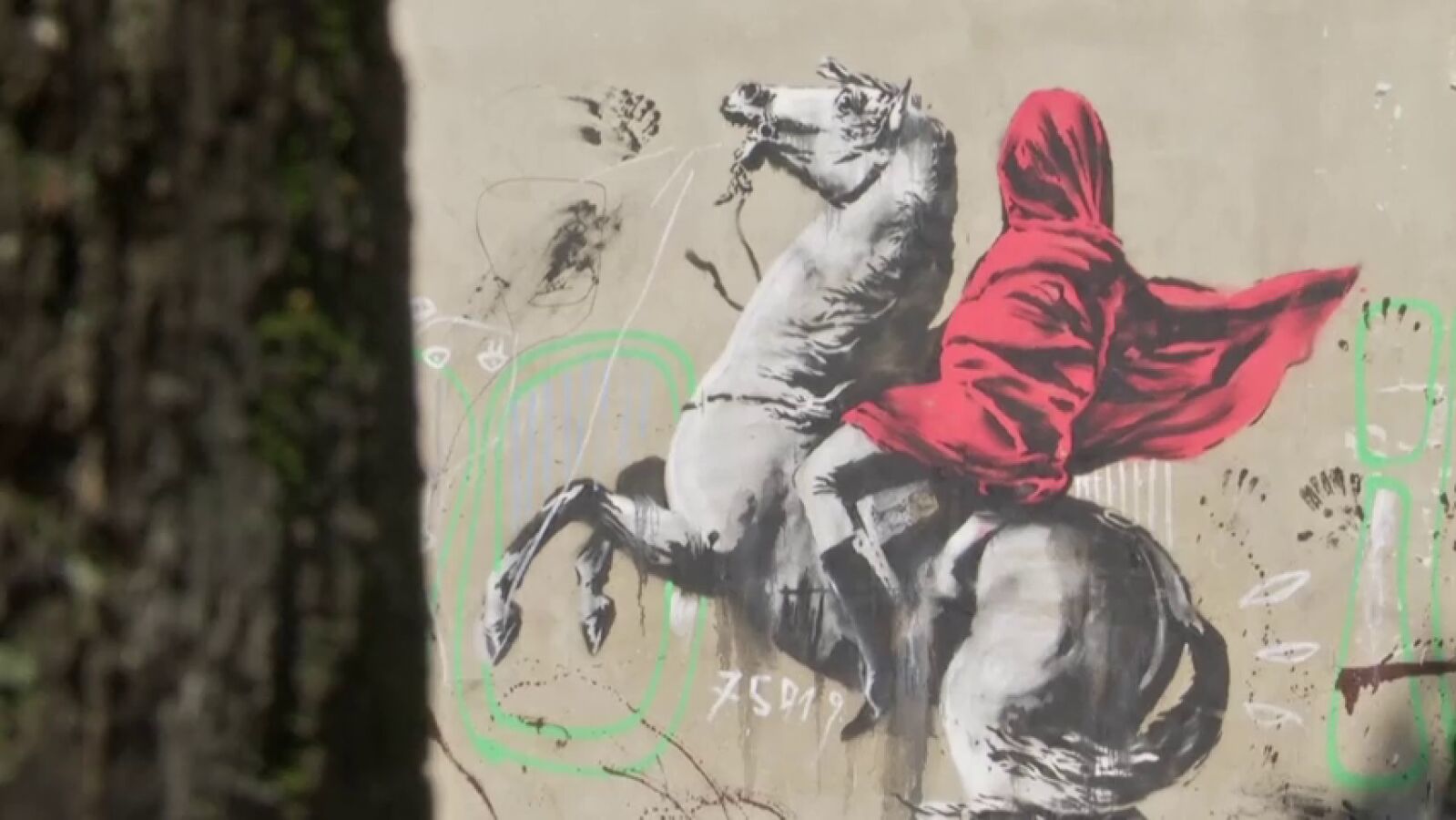 Bansky reaparece en París con seis grafitis críticos con la crisis migratoria 
