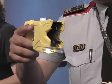 Las pistolas eléctricas Taser pasan a ser parte del armamento de los Mossos Las pistolas eléctricas Taser pasan a ser parte del armamento de los Mossos