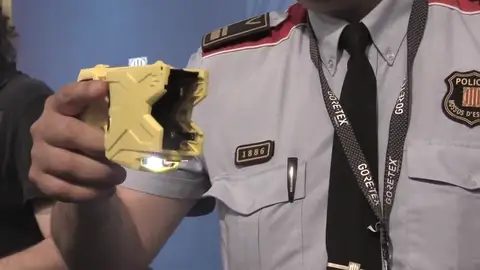 Las pistolas eléctricas Taser pasan a ser parte del armamento de los Mossos Las pistolas eléctricas Taser pasan a ser parte del armamento de los Mossos