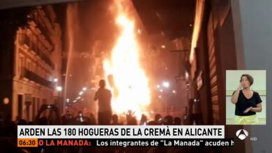 Un total de 180 monumentos arde en la Nit de la Cremà de las Hogueras de San Juan en Alicante