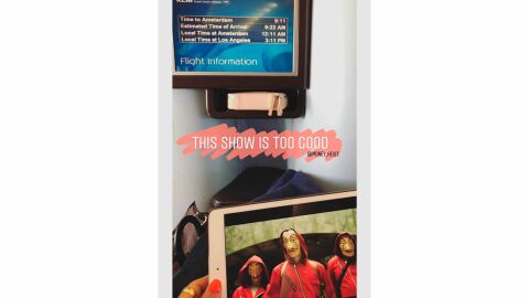 Así se lo monta Shay Mitchell en el vuelo a Amsterdam