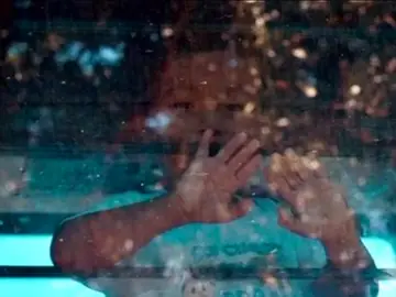 Uno de los niños en autobús Uno de los niños en autobús