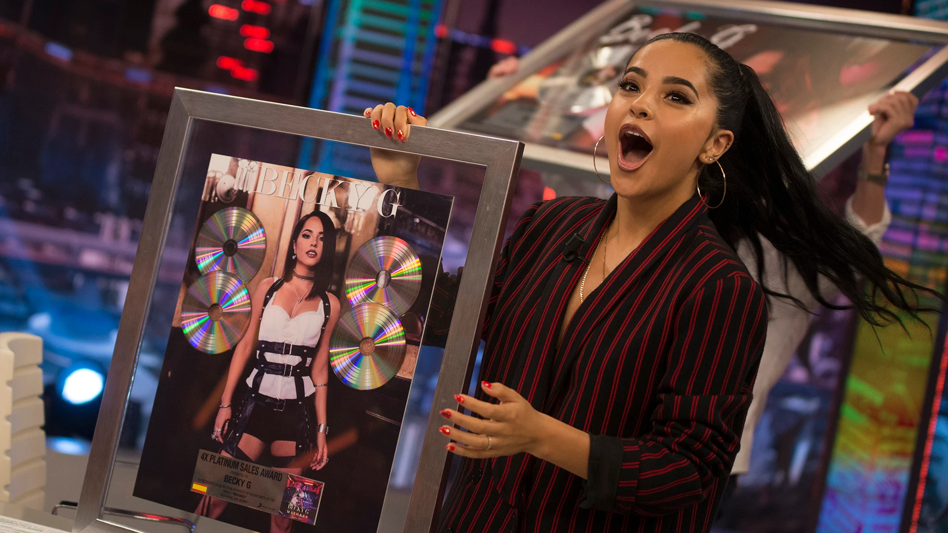 Becky G recibe en 'El Hormiguero 3.0' el Disco Platino por 'Mayores' y 'Sin Pijama'