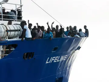 Imagen cedida por la ONG alemana Lifeline que muestra a los migrantes rescatados en aguas internacionales del Mar Mediterráneo Imagen cedida por la ONG alemana Lifeline que muestra a los migrantes rescatados en aguas internacionales del Mar Mediterráneo