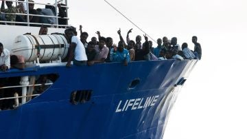 Imagen cedida por la ONG alemana Lifeline que muestra a los migrantes rescatados en aguas internacionales del Mar Mediterráneo