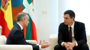 El presidente del Gobierno, Pedro S&aacute;nchez, con el lehendakari &Iacute;&ntilde;igo Urkullu