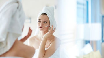 Mujer aplicando crema